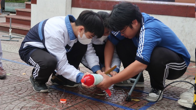 Các lớp 10 Ban KHTN Trường THPT Lê Quý Đôn thử tài bắn tên lửa nước.