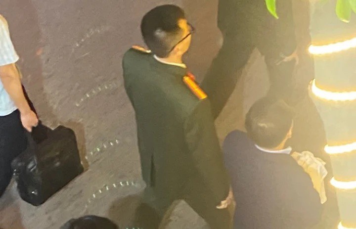 Lực lượng chức năng bắt giữ ông Nguyễn Đình Dương (áo xanh góc phải) vào tối 13/3.