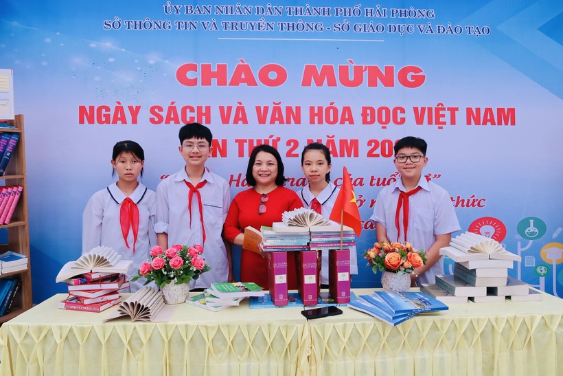Cô trò Trường THCS Hoà Nghĩa quận Dương Kinh hưởng ứng Ngày Sách và Văn hoá đọc Việt Nam.