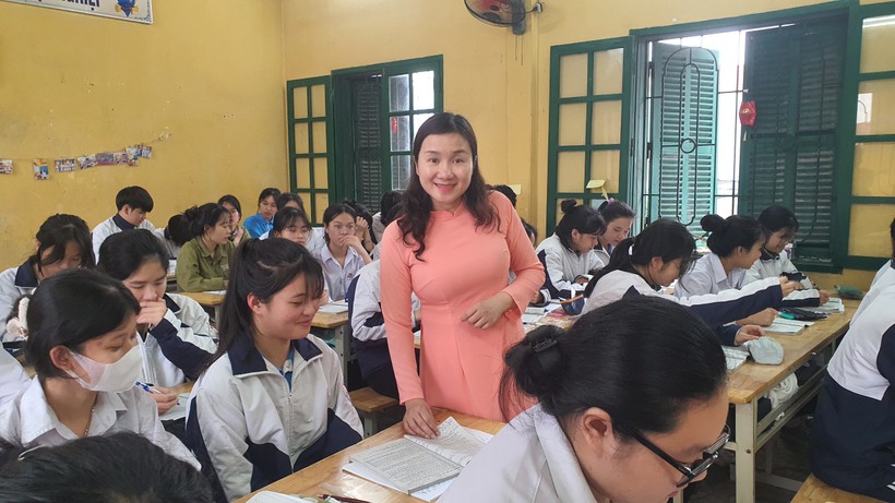 Cô Hoài Thu trong giờ ôn tập cho học sinh lớp 12.