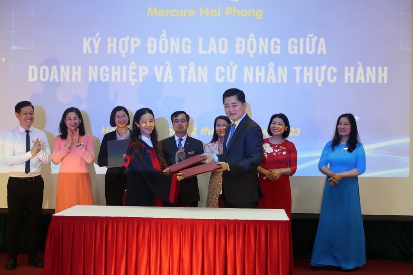 Tân cử nhân thực hành Tạ Thị Quỳnh Trang kí hợp đồng lao động với ông Lee Don Min, Tổng quản lý khách sạn Mercure Hải Phòng.