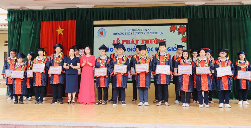 Học sinh Trường THCS Lương Khánh Thiện, quận Kiến An, TP Hải Phòng vinh dự nhận khen thưởng của lãnh đạo quận.