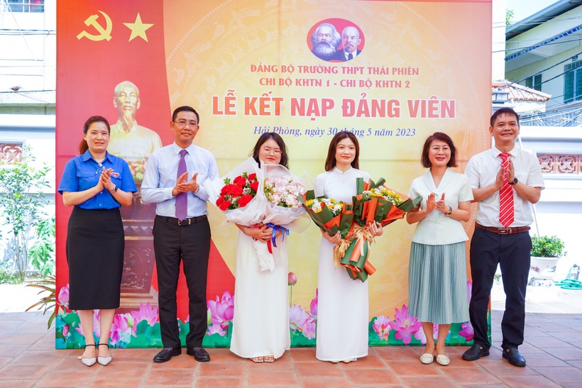 2 học sinh Nguyễn Hoàng Vân Trang - Phó bí thư Đoàn trường và Nguyễn Thị Bảo Ngọc - Ủy viên Ban Chấp hành Đoàn trường đã vinh dự đứng trong hàng ngũ của Đảng.
