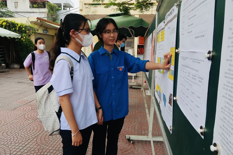 Thí sinh tại Hội đòng thi Trường THPT Trần Nguyên Hãn, quận Lê Chân xem số báo danh trước khi vào phòng thi.