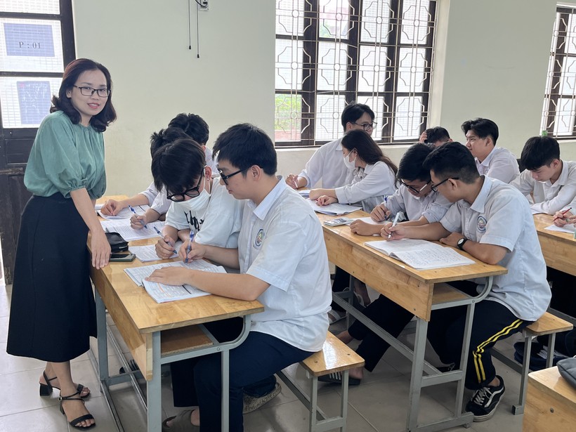 Cô Hiền và học sinh lớp 12A1, Trường THPT Lê Hồng Phong trong giờ ôn luyện.