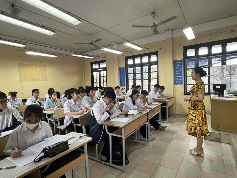 Cô trò Trường THPT Lương Thế Vinh, quận Hồng Bàng, TP Hải Phòng trong giờ ôn thi.