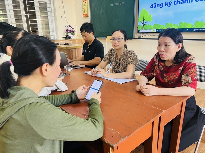 Phụ huynh Trường THCS Trần Phú, Kiến An đến trường để được tư vấn đăng ký tuyển sinh cho con.