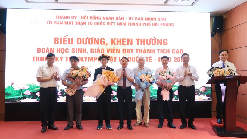 Em Nguyễn Tuấn Dương lớp 12 Lý, Trường THPT chuyên Trần Phú xuất sắc đoạt huy chương bạc Olympic Vật lý quốc tế (IPhO) 2023 tổ chức tại Nhật Bản.