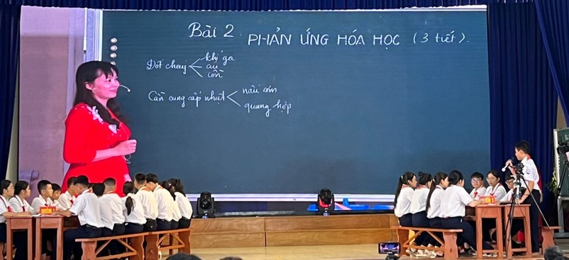 Cô giáo Lê Thị Hạnh, trường THCS Quang Phục thực hiện tiết dạy.