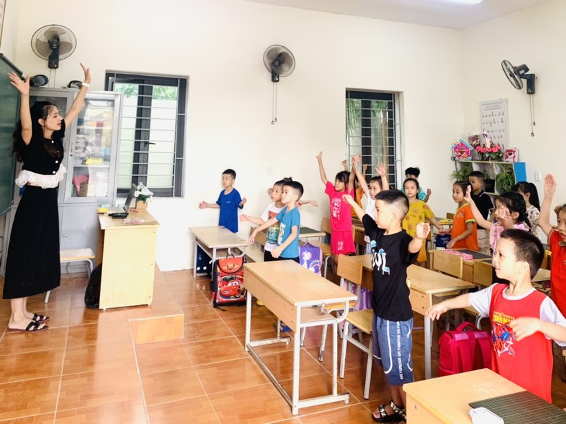 Học sinh lớp 1 Trường Tiểu học Hải Thành, quận Dương Kinh ngày đầu tựu trường.