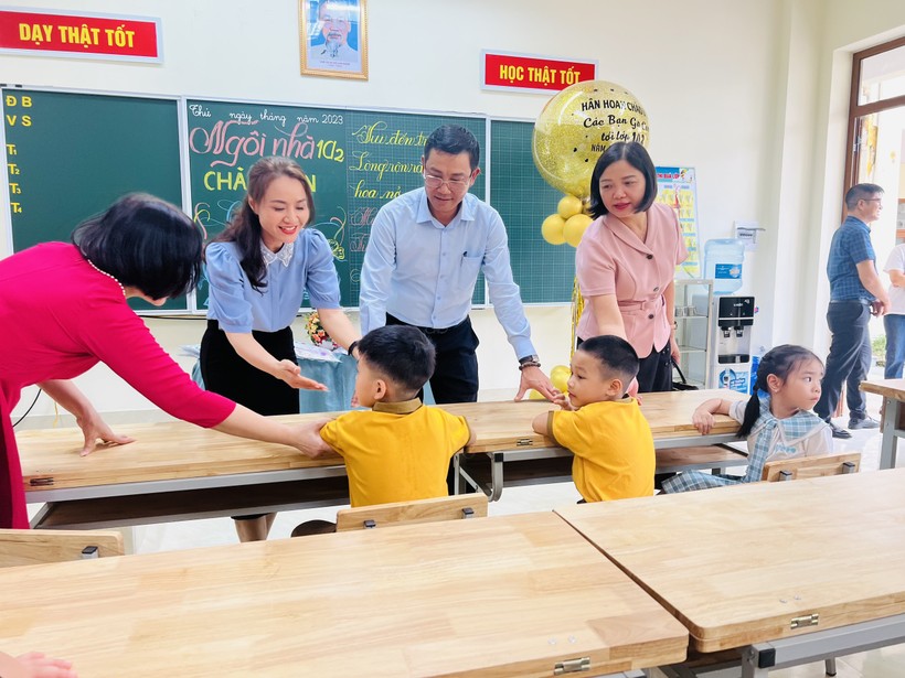 Ông Bùi Văn Kiệm - Giám đốc Sở GD&ĐT Hải Phòng kiểm tra công tác chuẩn bị năm học mới tại Trường Tiểu học Lê Hồng Phong, quận Ngô Quyền.