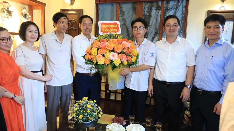 Em Trọng Thành đón nhận tình cảm của lãnh đạo ngành Giáo dục Hải Phòng.