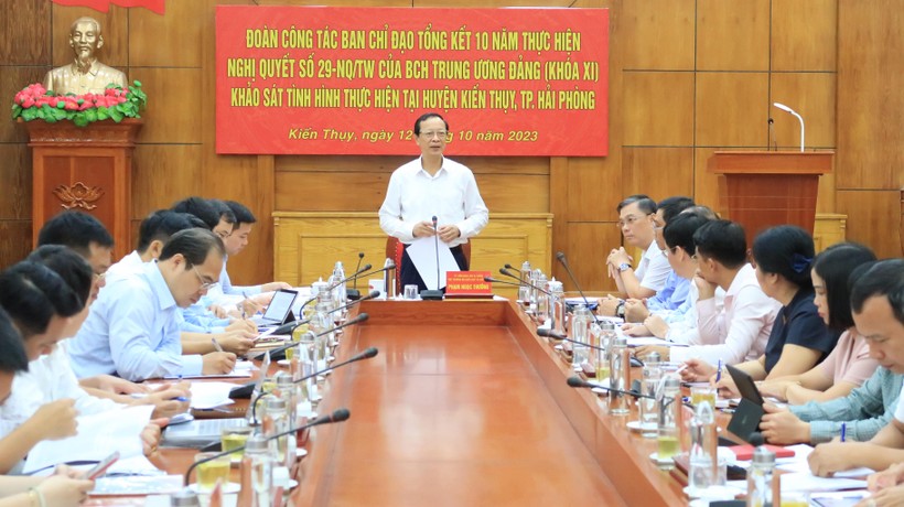 Đoàn công tác của Bộ GD&ĐT làm việc tại Kiến Thuỵ.