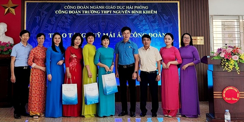 Công đoàn ngành Giáo dục tặng quà nữ đoàn viên, nhà giáo tại Trường THPT Nguyễn Bỉnh Khiêm.