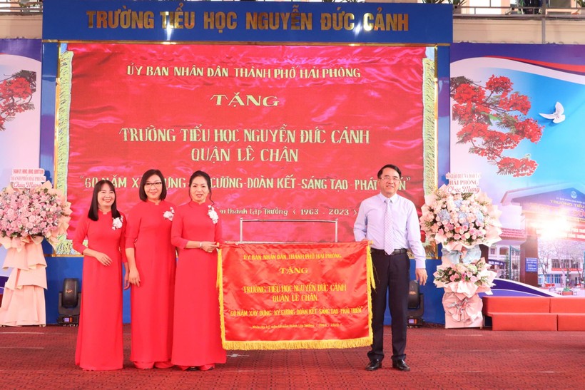 Trường Tiểu học Nguyễn Đức Cảnh vinh dự nhận cờ thi đua của thành phố.