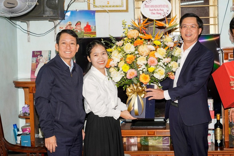 Lãnh đạo TP Hải Phòng thăm, tặng quà nhà giáo Lưu Thị Thu.