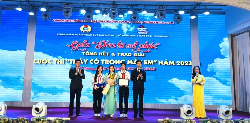 Lãnh đạo Công đoàn Giáo dục Việt Nam và Công đoàn ngành trao giải Đặc biệt Cuộc thi.