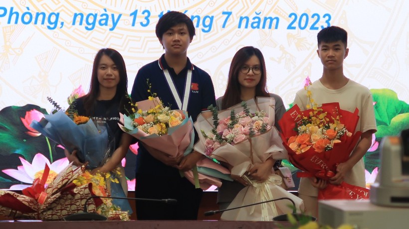 Nguyễn Đình Kiên trong lễ trao thưởng của UBND TP Hải Phòng.