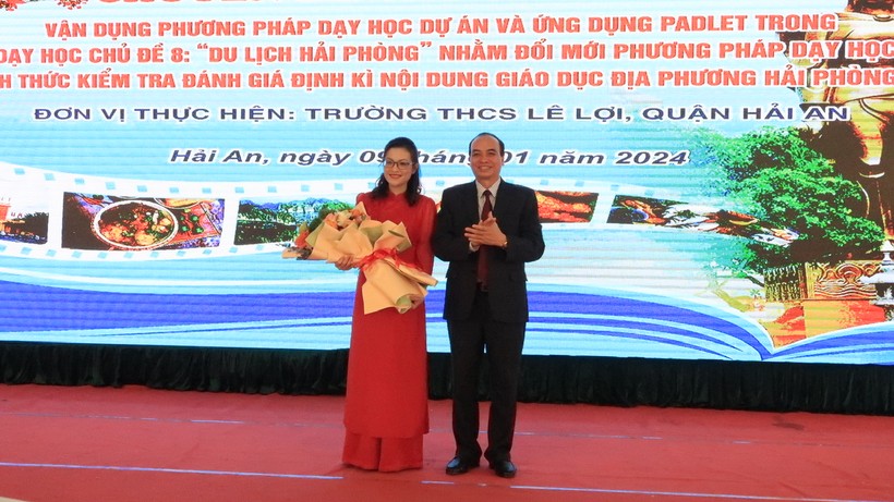Ông Đỗ Văn Lợi- Phó Giám đốc Sở GD&ĐT Hải Phòng tặng hoa giáo viên thực hiện chuyên đề.