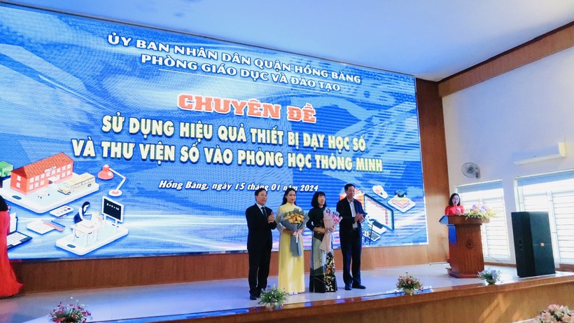 Lãnh đạo Sở GD&ĐT, quận Hồng Bàng tặng hoa Hiệu trưởng và cô giáo Trường Tiểu học Đinh Tiên Hoàng.