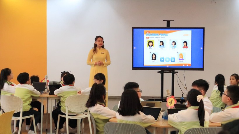 Tiết dạy học môn Tiếng Anh của cô giáo Phạm Thị Việt Hà cùng học sinh lớp 4A6 .
