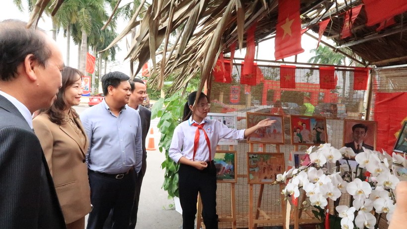 Lãnh đạo Sở GD&ĐT TP, lãnh đạo huyện An Dương tham quan các trưng bày, triển lãm.