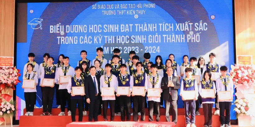 Trường THPT Kiến Thuỵ trao thưởng cho học sinh.