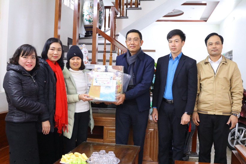 Ông Bùi Văn Kiệm- Giám đốc Sở GD&ĐT Hải Phòng tặng quà nhà giáo nhân dịp Tết cổ truyền dân tộc.