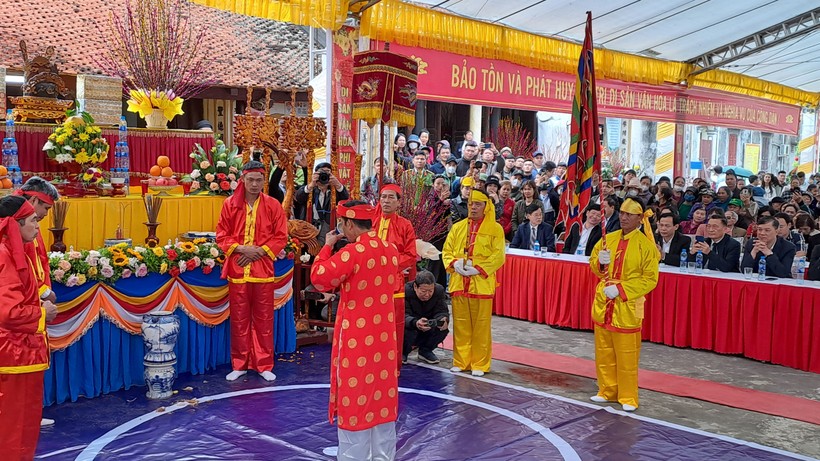 Các chức sắc trong làng thực hiện nghi lễ thiêng liêng trong Lễ hội.
