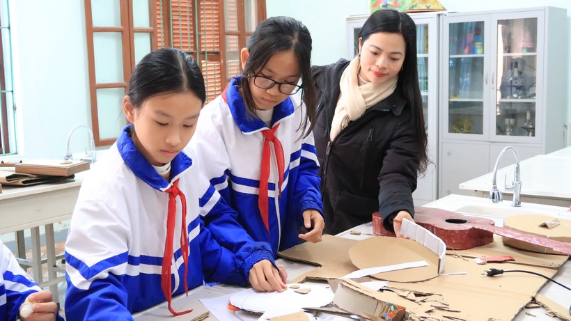Cô giáo Nguyễn Thị Hằng đang cùng học sinh CLB Mĩ thuật Trường THCS Trường Thọ làm đàn Đáy.