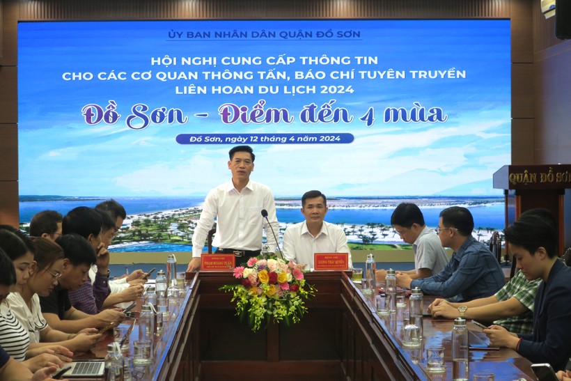 Lãnh đạo quận Đồ Sơn cung cấp thông tin cho báo chí sáng 12/4.