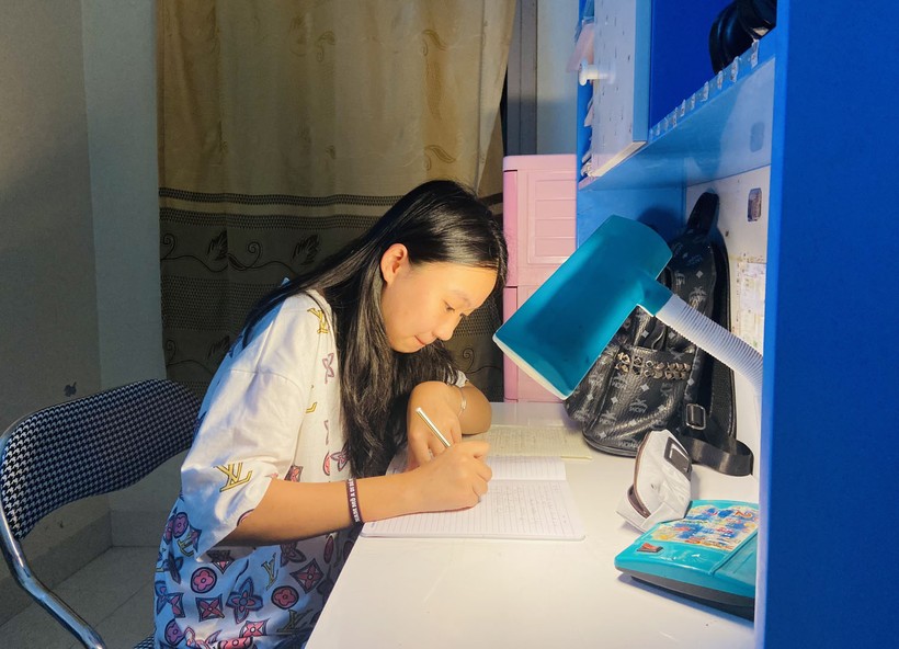 Nữ sinh Lê Huyền Trang (lớp 8A) trong giờ học bài. Ảnh: LT.