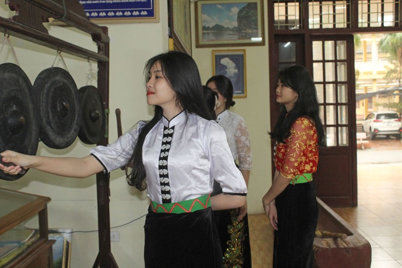 Học sinh Trường THPT Dân tộc nội trú tỉnh Thanh Hóa bên những chiếc cồng chiêng lưu giữ tại phòng truyền thống. Ảnh: LT.