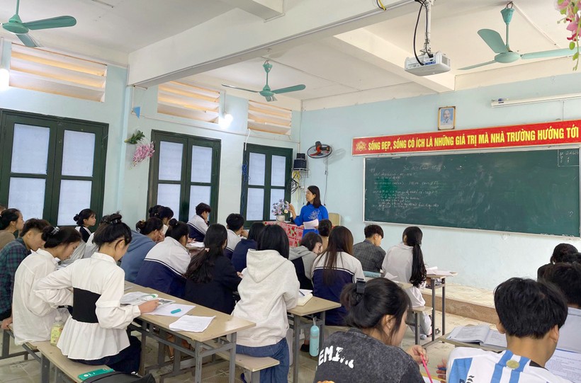 Học sinh lớp 12A1, Trường THPT Quan Sơn (Thanh Hóa) trong giờ học môn Địa lý. Ảnh: LT. 