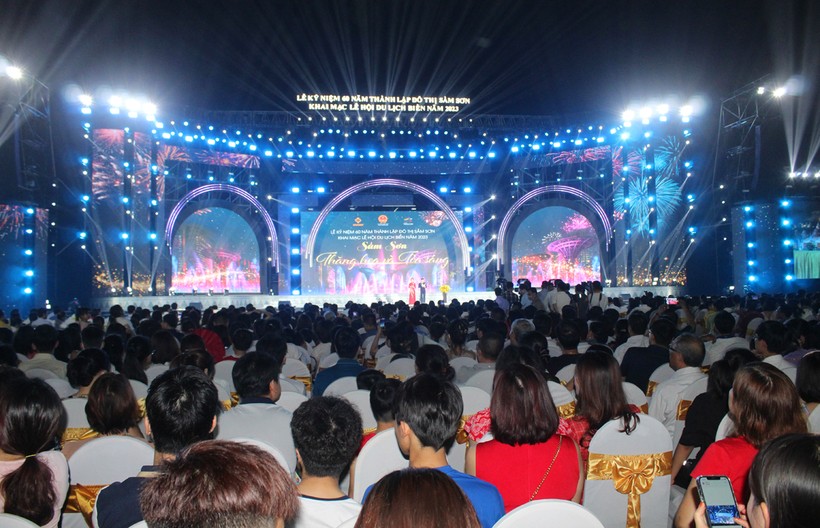 Sân khấu tổ chức Lễ kỷ niệm 60 năm thành lập đô thị Sầm Sơn, khai mạc Lễ hội du lịch biển Sầm Sơn có sức chứa lên tới 10.000 người. Ảnh: LT. 