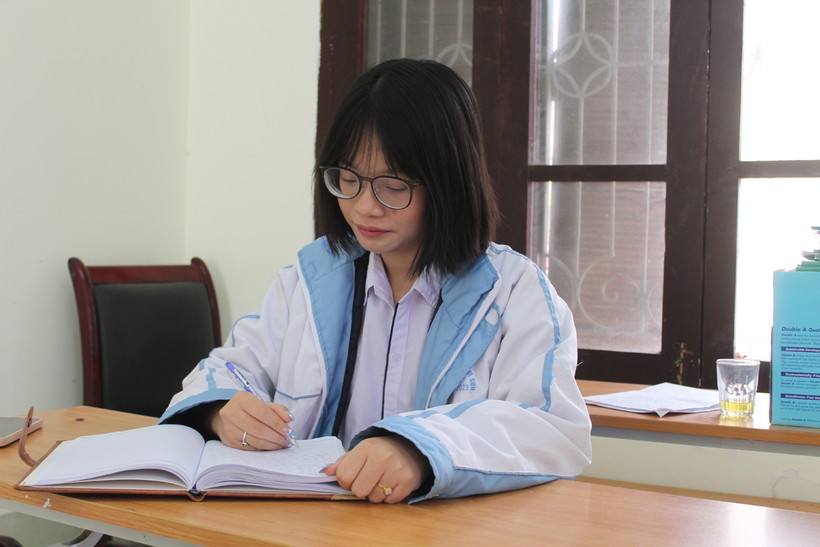 Nữ sinh Lò Diệu Linh, lớp 12 chuyên Anh, Trường THPT chuyên Lam Sơn (Thanh Hóa). Ảnh: LT.