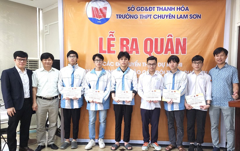 Thầy Nguyễn Thanh Sơn - Hiệu trưởng nhà trường (thứ 2 từ trái qua) cùng học sinh trong Lễ ra quân dự kì thi chọn học sinh THPT vào các đội tuyển quốc gia dự thi Olympic quốc tế và khu vực năm 2023.