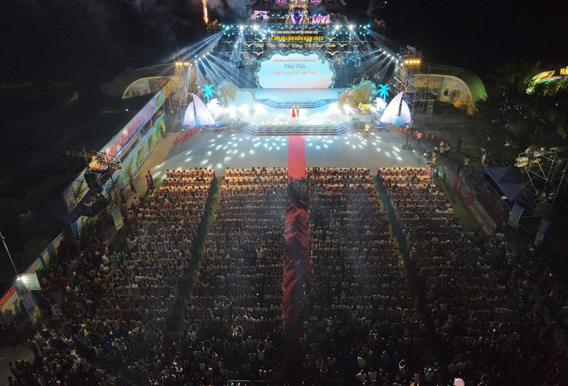 Hàng nghìn người nô nức xem khai mạc Lễ hội du lịch biển Hải Tiến. Ảnh: LT.