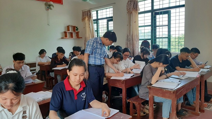 Thầy Trịnh Quốc Phượng trong giờ ôn thi tốt nghiệp môn Toán cho học trò Trường THPT Triệu Sơn 3. (Ảnh: LT).