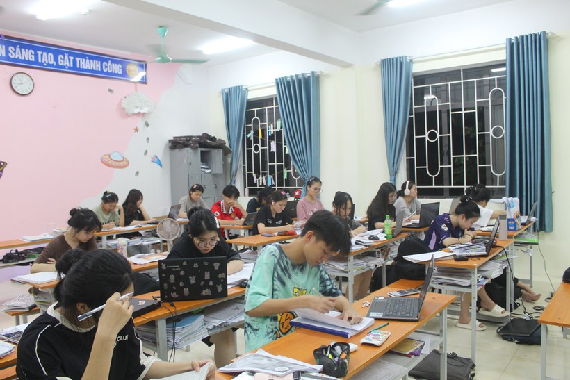 Học sinh Trường THPT Dân tộc nội trú tỉnh Thanh Hóa ôn luyện trước ngày "vượt vũ môn". Ảnh: Lường Toán.