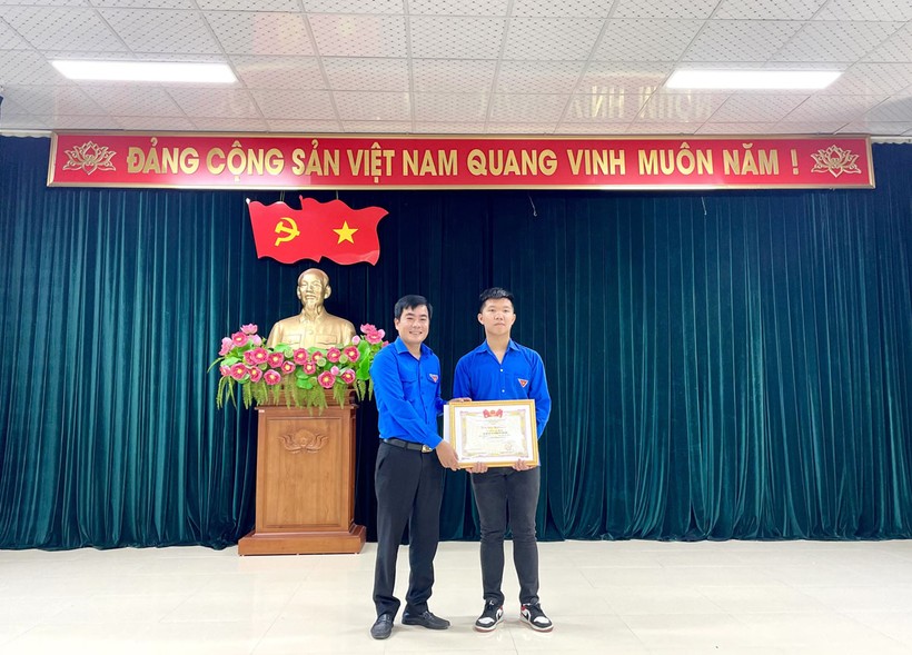 Bí thư Tỉnh đoàn Thanh Hóa trao tặng Bằng khen cho nam sinh Lê Xuân Mạnh.
