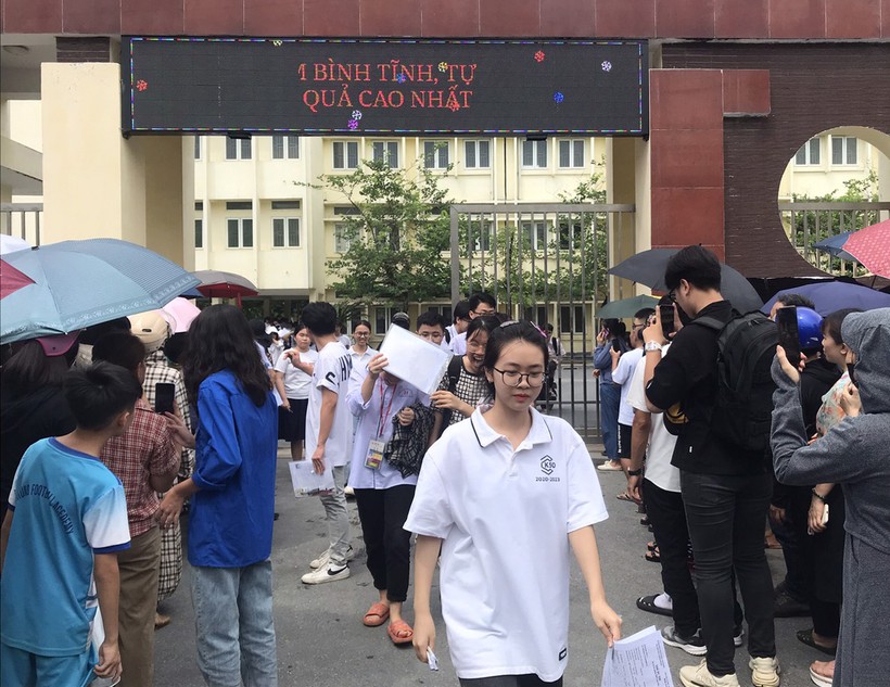 Thí sinh dự thi tốt nghiệp THPT 2023 tại Trường THPT chuyên Lam Sơn (Thanh Hóa). Ảnh: Lường Toán.