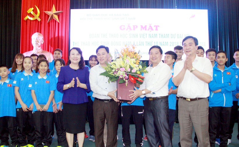 Thứ trưởng Nguyễn Thị Nghĩa tặng hoa cho Đoàn thể thao học sinh Việt Nam trước giờ lên đường tham dự Đại hội