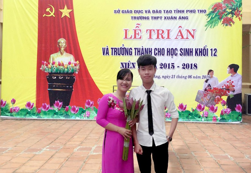 Em Nguyễn Hồng Sơn chụp ảnh cùng cô giáo chủ nhiệm trong lễ tổng kết năm học 