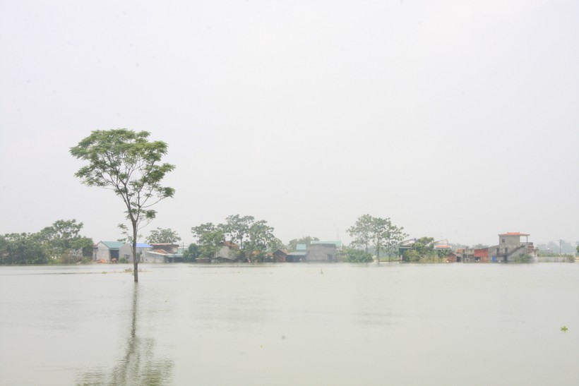 Ngoại thành Hà Nội vẫn ngập sâu trong nước