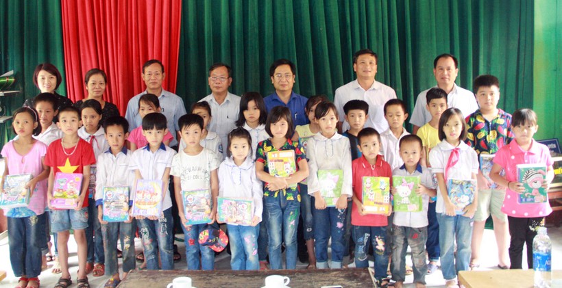 Đại diện Báo GD&TĐ, UBND huyện và Phòng GD&ĐT Thanh Sơn chụp ảnh cùng các em học sinh