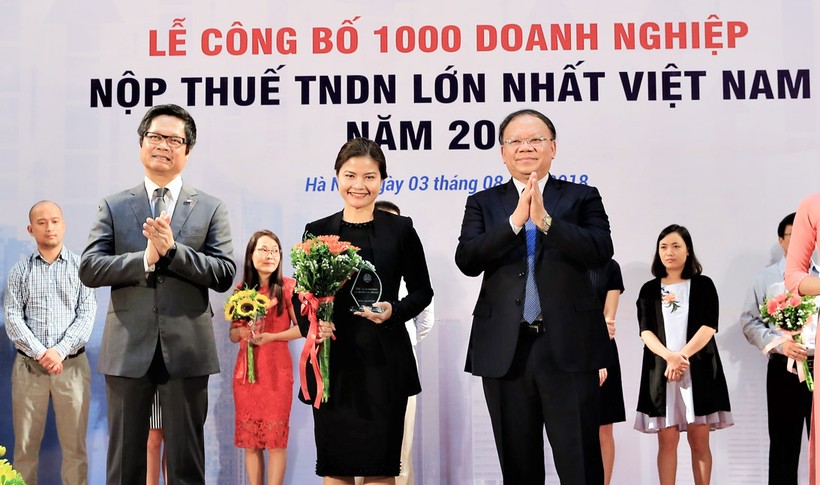 Tổng Cục Thuế trao kỷ niệm chương cho đại diện Nestlé Việt Nam