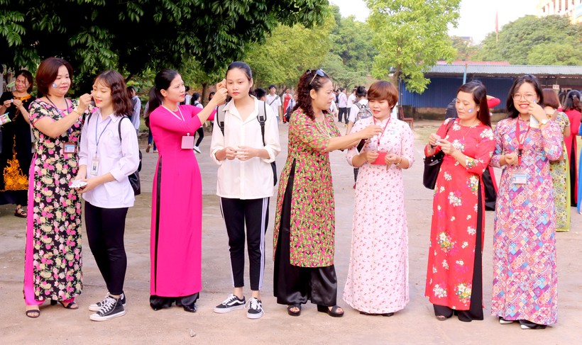 Các cô giáo trường THPT Thái Nguyên chào đón các em trong ngày tựu trường