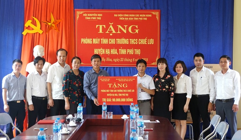 Đại diện Hội Khuyến học và Công đoàn các ngân hàng trên địa bàn tỉnh trao tặng máy tính cho Trường THCS Chuế Lưu, huyện Hạ Hòa