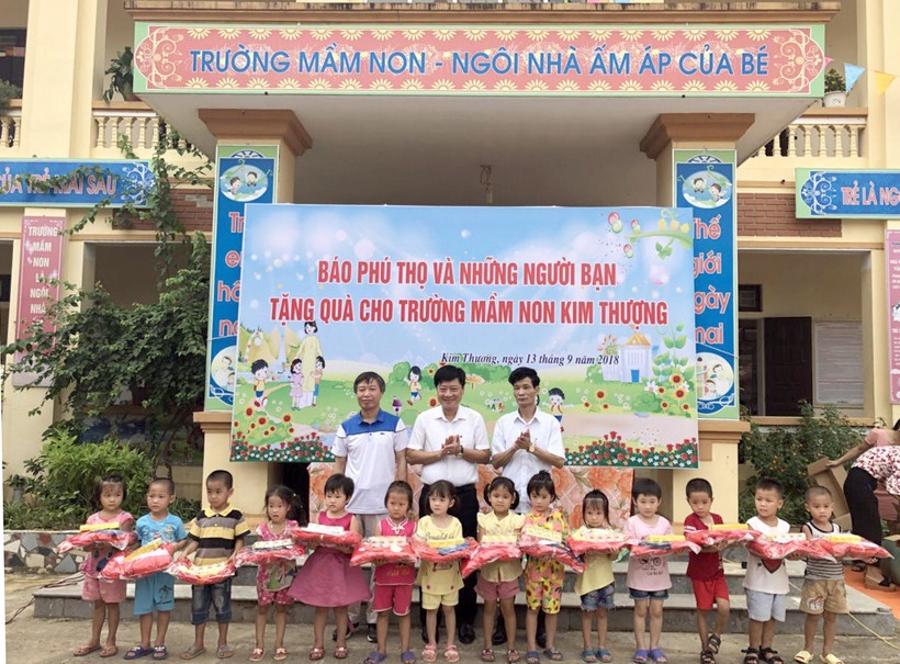 Đại diện Sở GD&ĐT và huyện Tân Sơn trao quà cho trẻ mầm non xã Kim Thượng